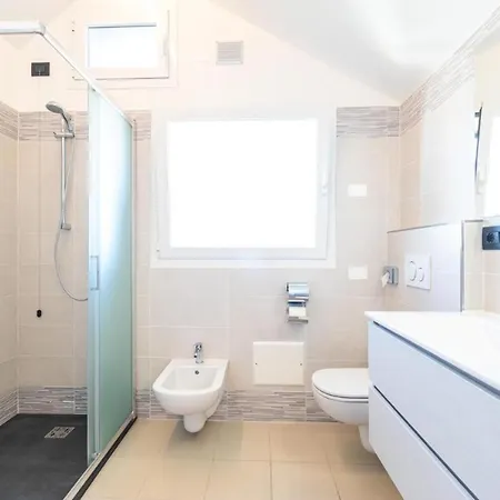 Modern With Jacuzzi Close To The Villa Lignano Sabbiadoro