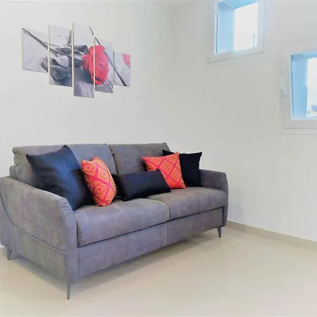 Modern With Jacuzzi Close To The Villa